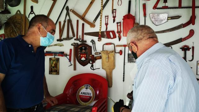 El alcalde de Villarrobledo (Albacete) visita a Juan Moya