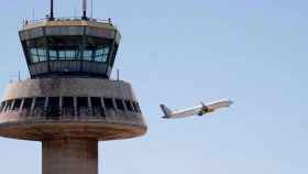 Avión despegando, en el aeropuerto del Prat, en Barcelona.