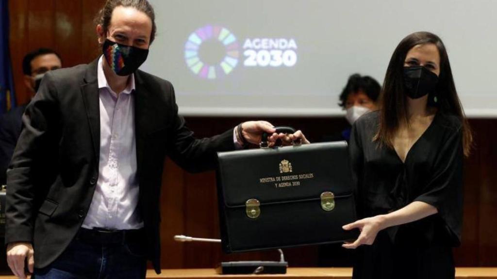 Ione Belarra y Pablo Iglesias, durante su traspaso de carteras.