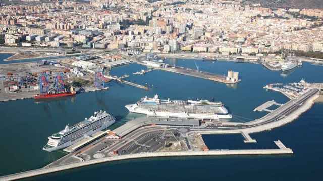 Vista del puerto de Málaga y del Centro histórico, al fondo.