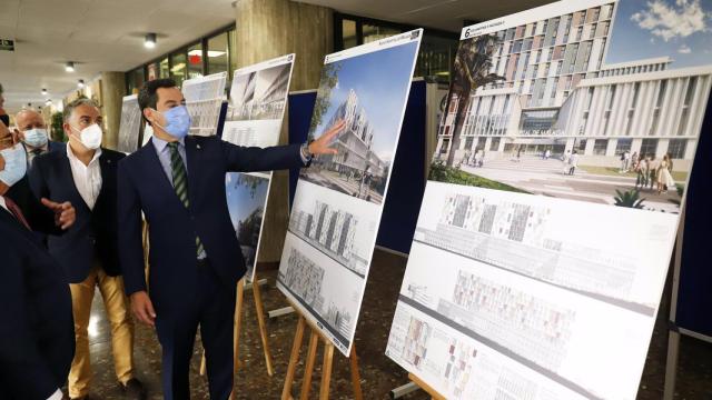 Juanma Moreno, este verano, en la presentación del tercer hospital de Málaga.