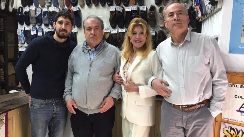 Los dueños de Calzados Hinojosa posan junto a Carmen Cervera.