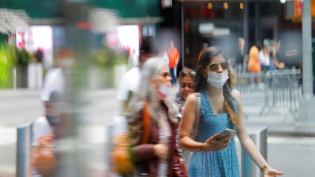 Gente con mascarilla pasea por las calles de Times Square, en Manhattan.