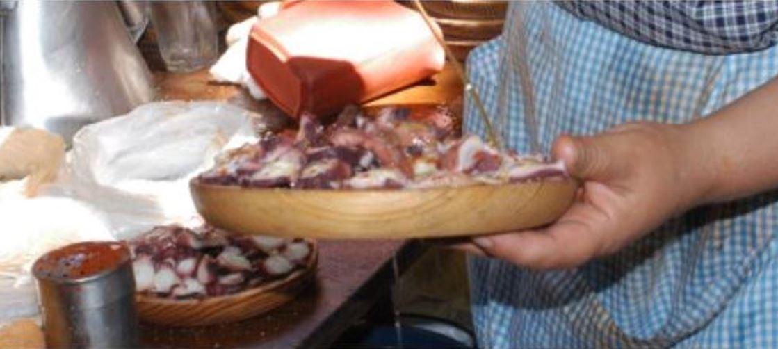 El pulpo triunfó tanto en la población gallega que su consumo se asocia a las épocas de fiestas y celebración (aunque podemos comerlo cuando queramos, por suerte)(Foto: festadopulpodocarballino.com)