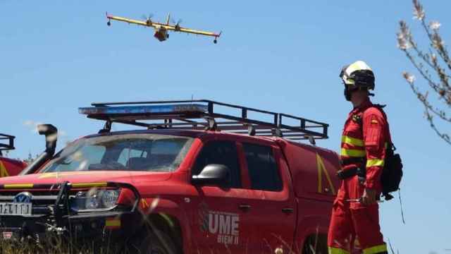 La UME durante un despliegue en la lucha contra incendios forestales en una imagen de archivo.