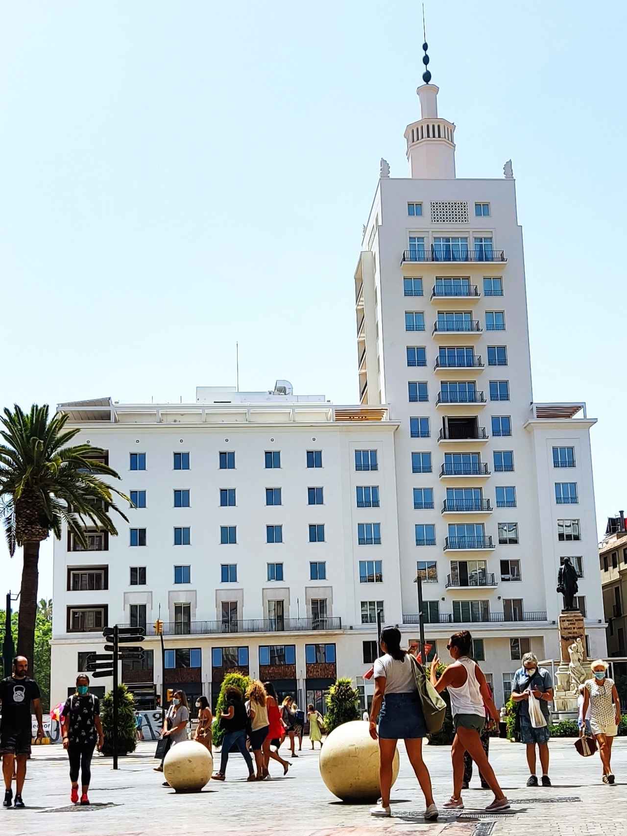 Vista del edificio de La Equitativa desde la calle Larios, en Málaga.