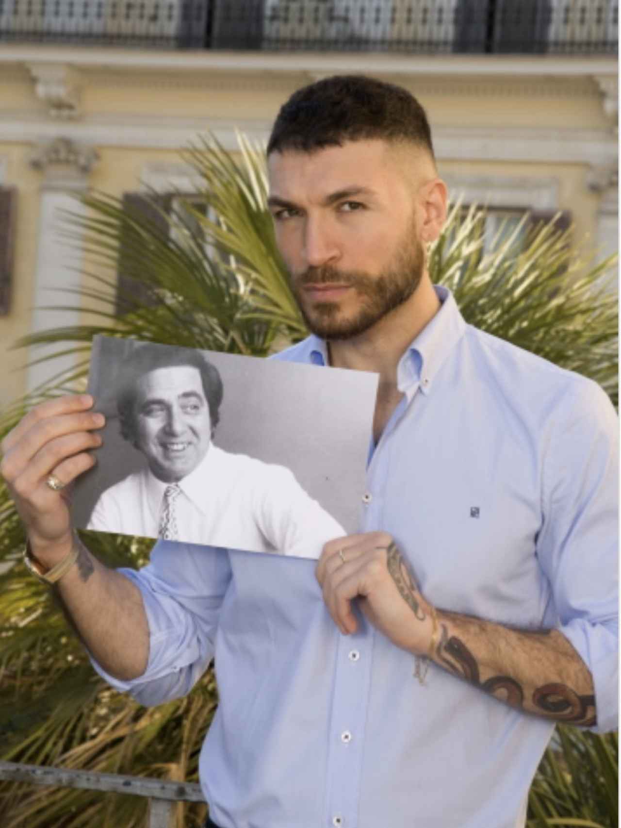 Valerio Pino sostiene la fotografía del presentador Corrado Mantoni, quien él cree que es su padre biológico.