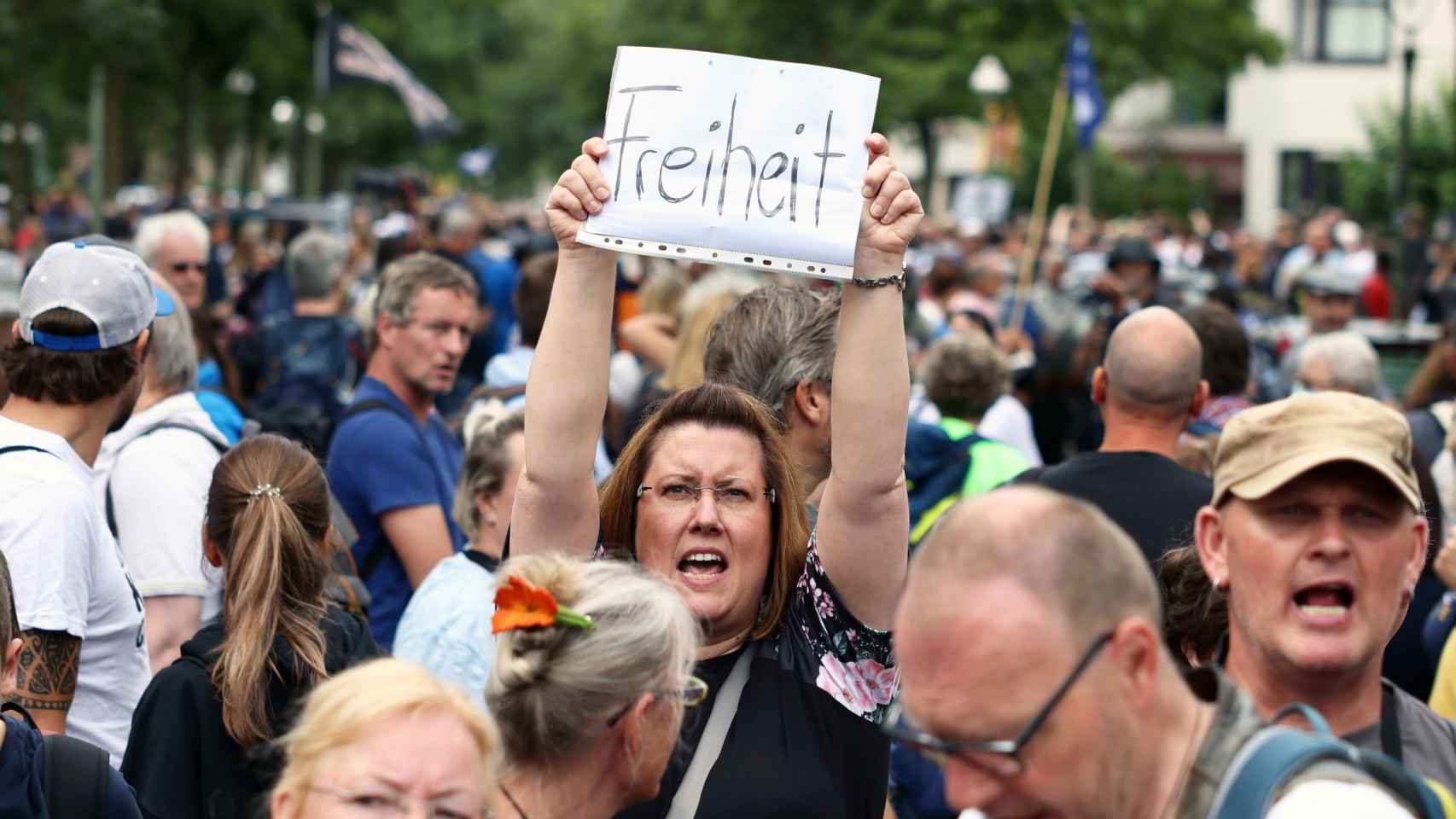 Una manifestante muestra un cartel con la palabra ¡Libertad! el pasado domingo en las protestas de Berlín.