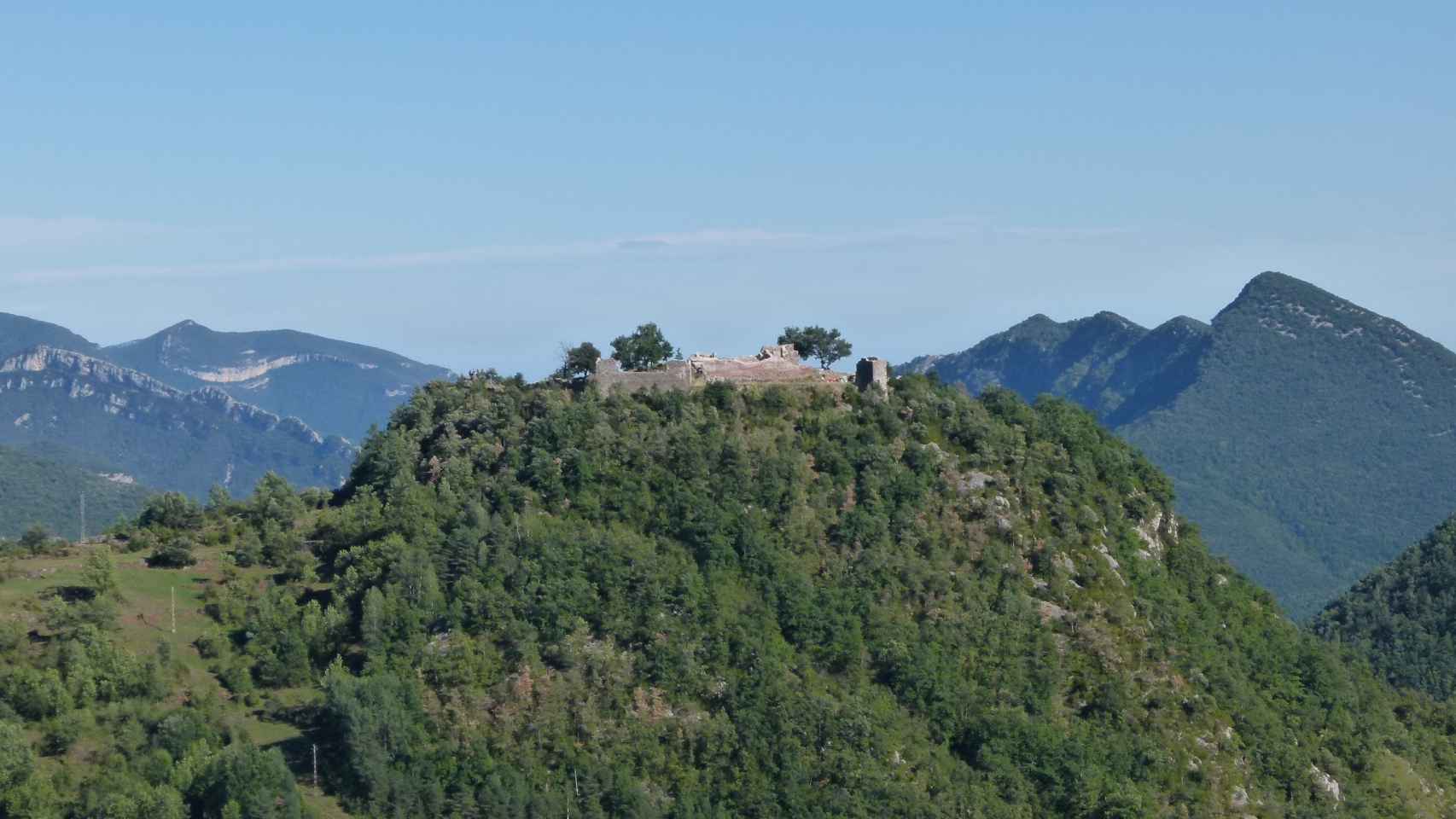 La colina donde se erigen los restos del castillo de Rocabruna.