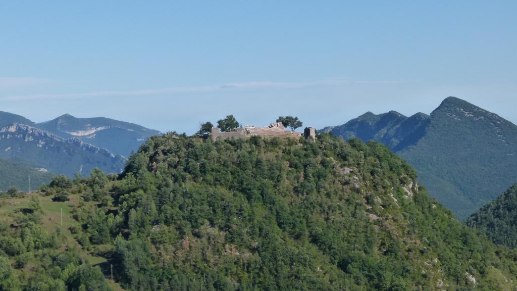 La colina donde se erigen los restos del castillo de Rocabruna.