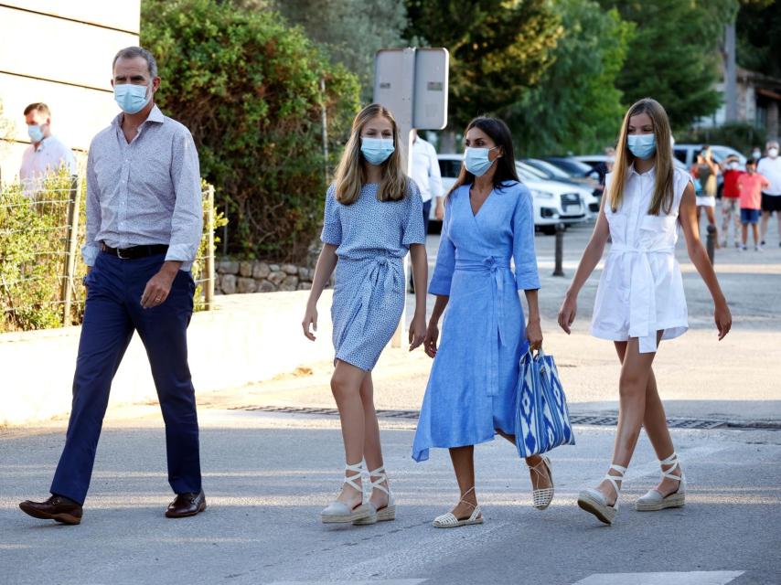 Las infantas, con cuñas, y la Reina, con zapato plano de esparto.