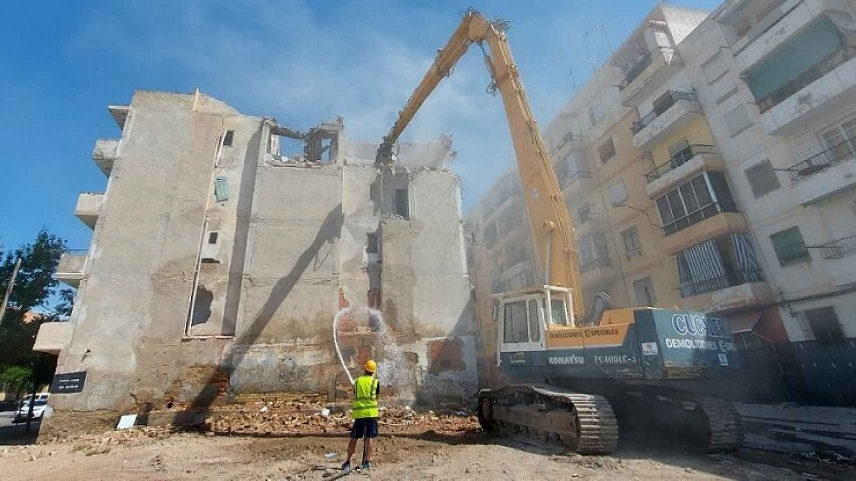 Alicante inicia la demolición del edificio en ruinas de Nou Alcolecha, con 55 años de antigüedad.