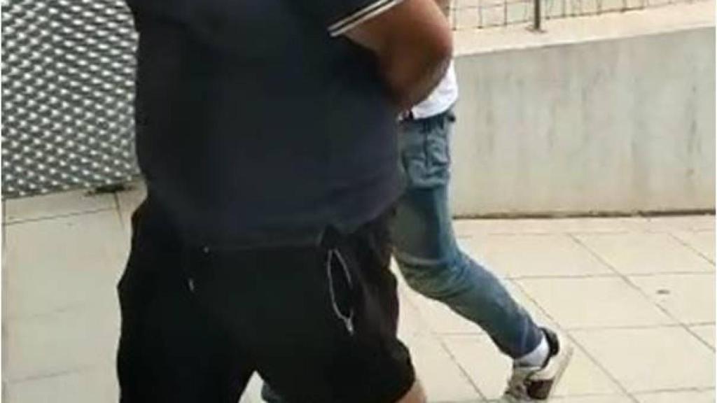 Uno de los detenidos por la Guardia Civil en Almoradí.