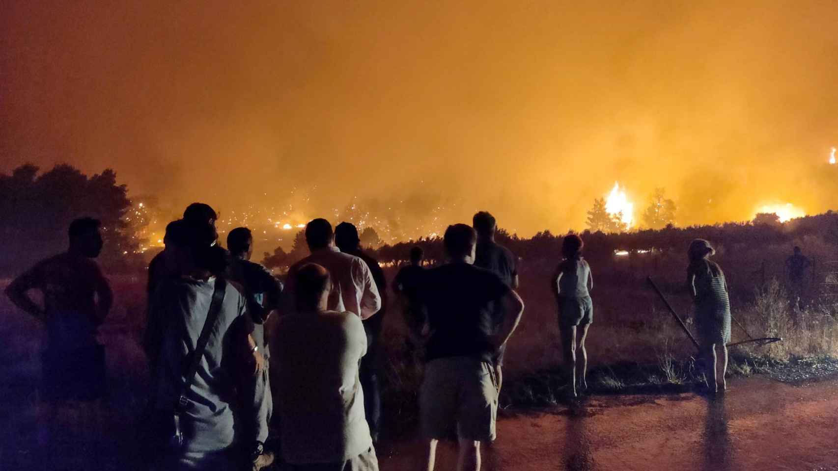 Incendio forestal en Limni, en la isla de Evia (Grecia).
