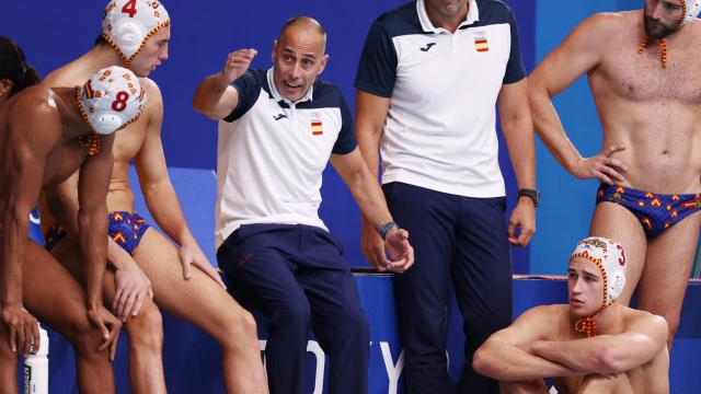 David Martín Lozano junto a sus jugadores de la selección waterpolo en los JJOO de Tokio 2020