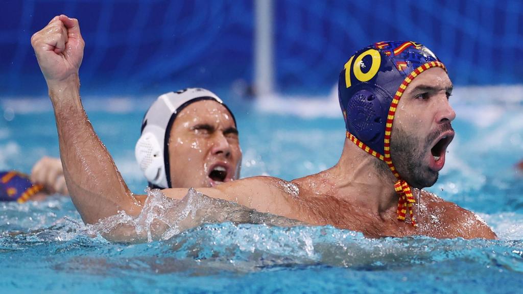 Felipe Perrone celebra un gol con la selección de waterpolo en los JJOO de Tokio 2020