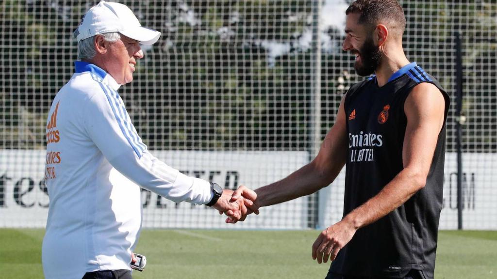 Benzema saludando a Ancelotti