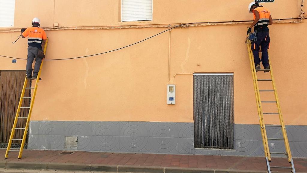 Instaladores de fibra óptica en una localidad de Albacete.