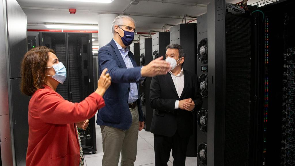 El vicepresidente Conde, durante su visita al Cesga para 'conocer' el supercomputador.