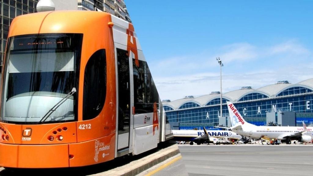 El Trama de Alicante y el aeropuerto Miguel Hernández.