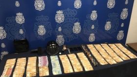 Imagen del dinero y objetos requisados por la Policía Nacional