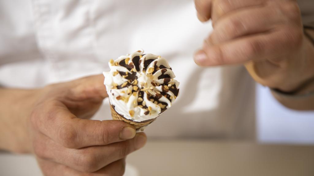 Samuel también observa y valora la cantidad y calidad de las almendras de los conos de nata.