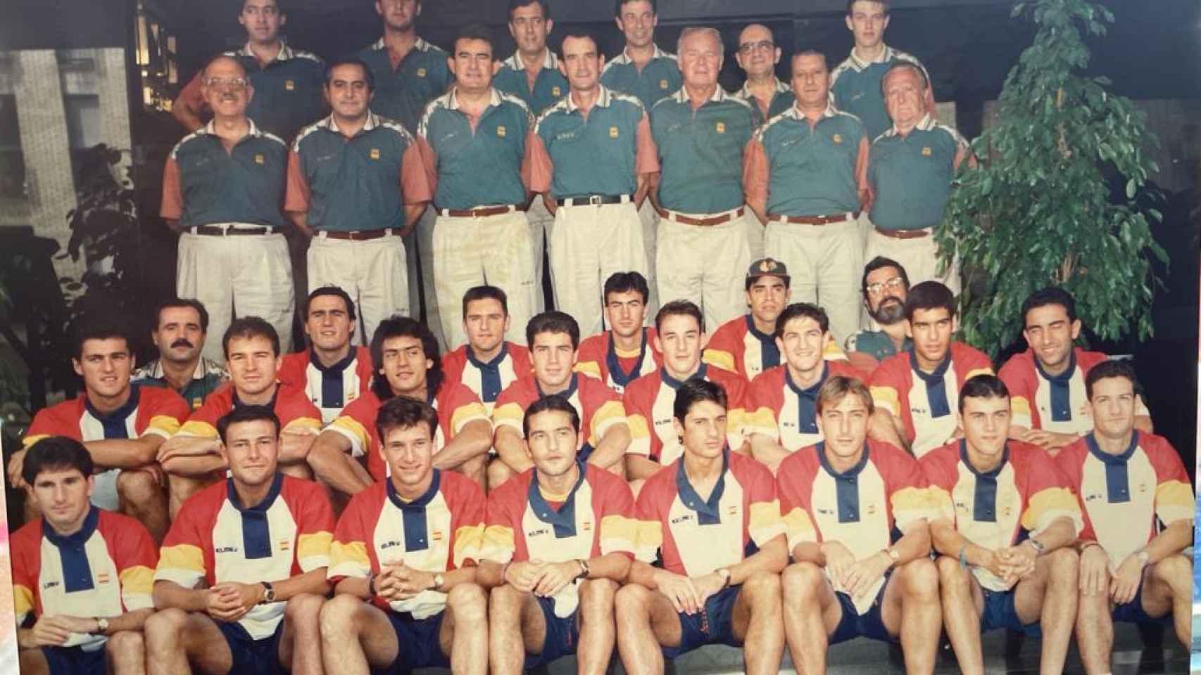 La única foto de equipo y cuerpo técnico que hay de Barcelona '92 más allá de la de la medalla, porque el grupo no quiso hacérsela con el presidente y la junta directiva de la RFEF de ese momento que encabezaba Ángel María Villar
