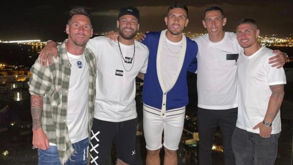 Leo Messi junto a cuatro jugadores del PSG durante sus vacaciones