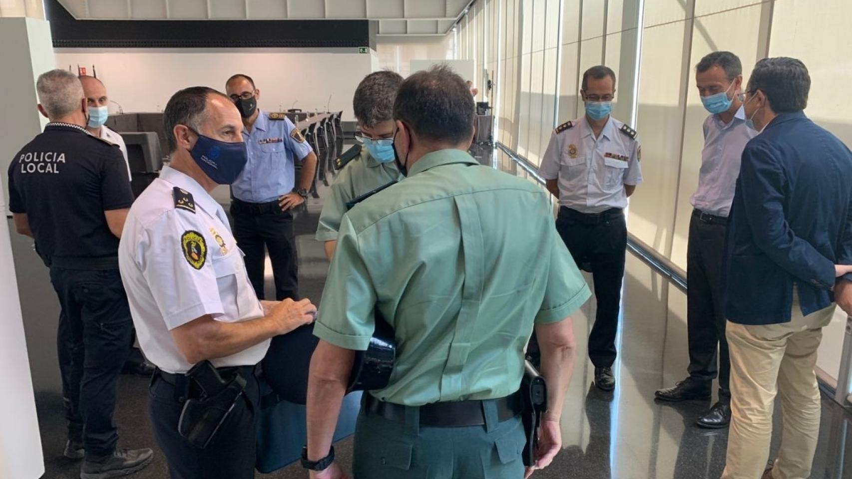 Algunos de los representantes de las Fuerzas y Cuerpos de Seguridad del Estado en la reunión de esta mañana con el alcalde de Elche, Carlos González.