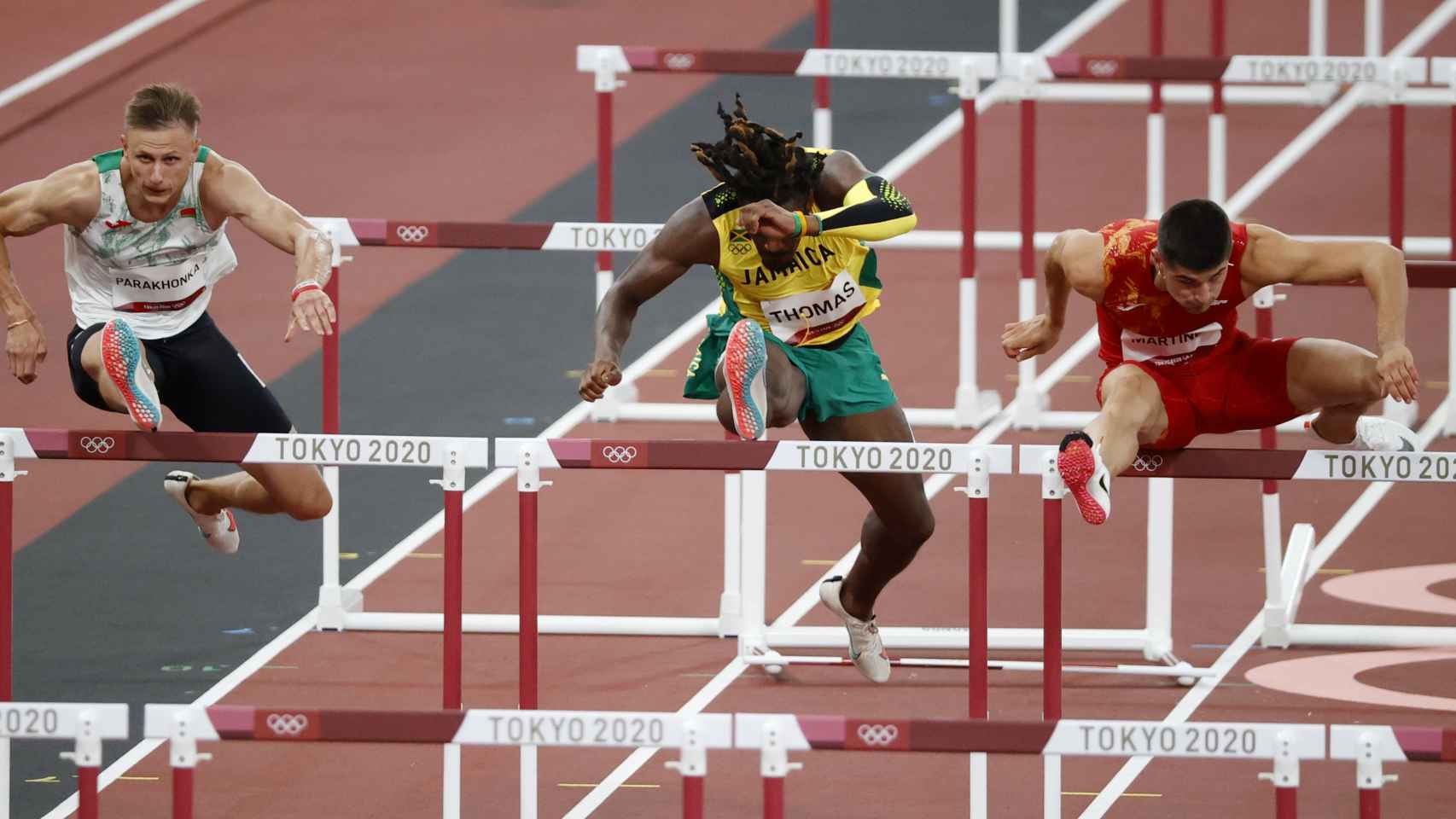 Asier Martínez superando una valla del 110 en los Juegos Olímpicos de Tokio 2020
