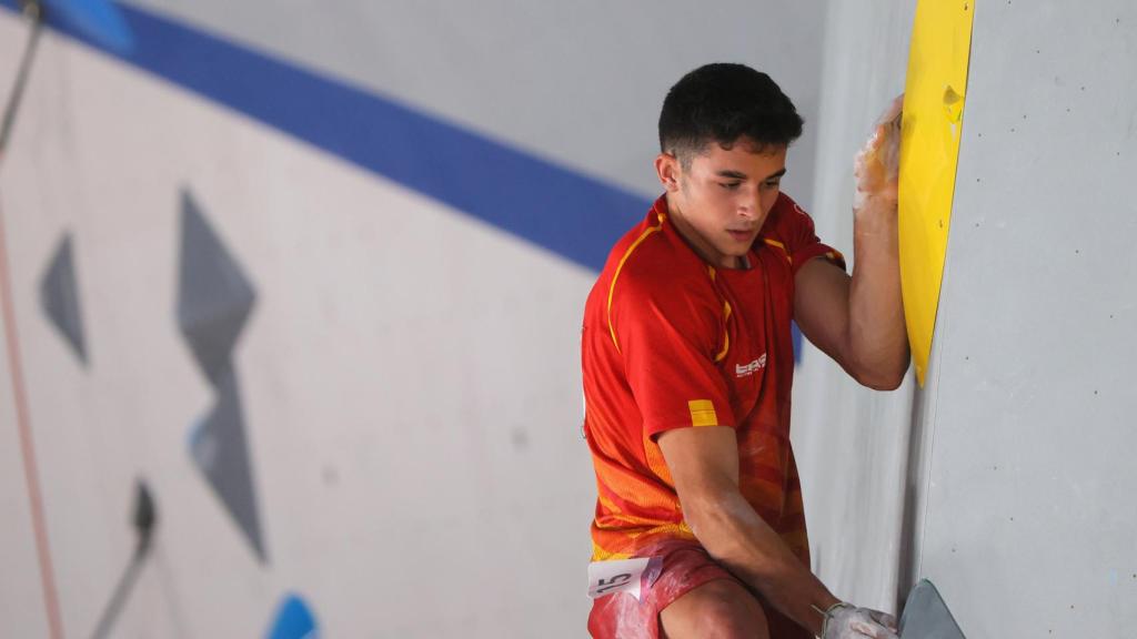 Alberto Ginés durante la prueba de escalada