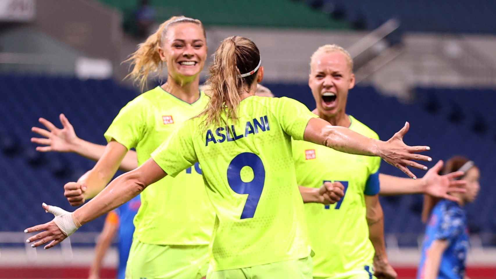 Kosovare Asllani celebra un gol con sus compañeras de la selección de Suecia de fútbol femenino