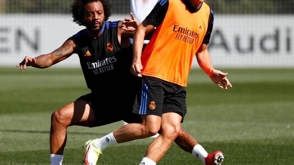 Odegaard protege el balón ante la presión de Marcelo