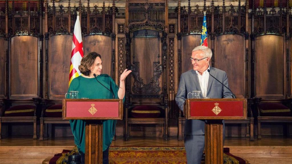 Ada Colau y Joan Ribó, en el Ayuntamiento de Barcelona en pasado año.