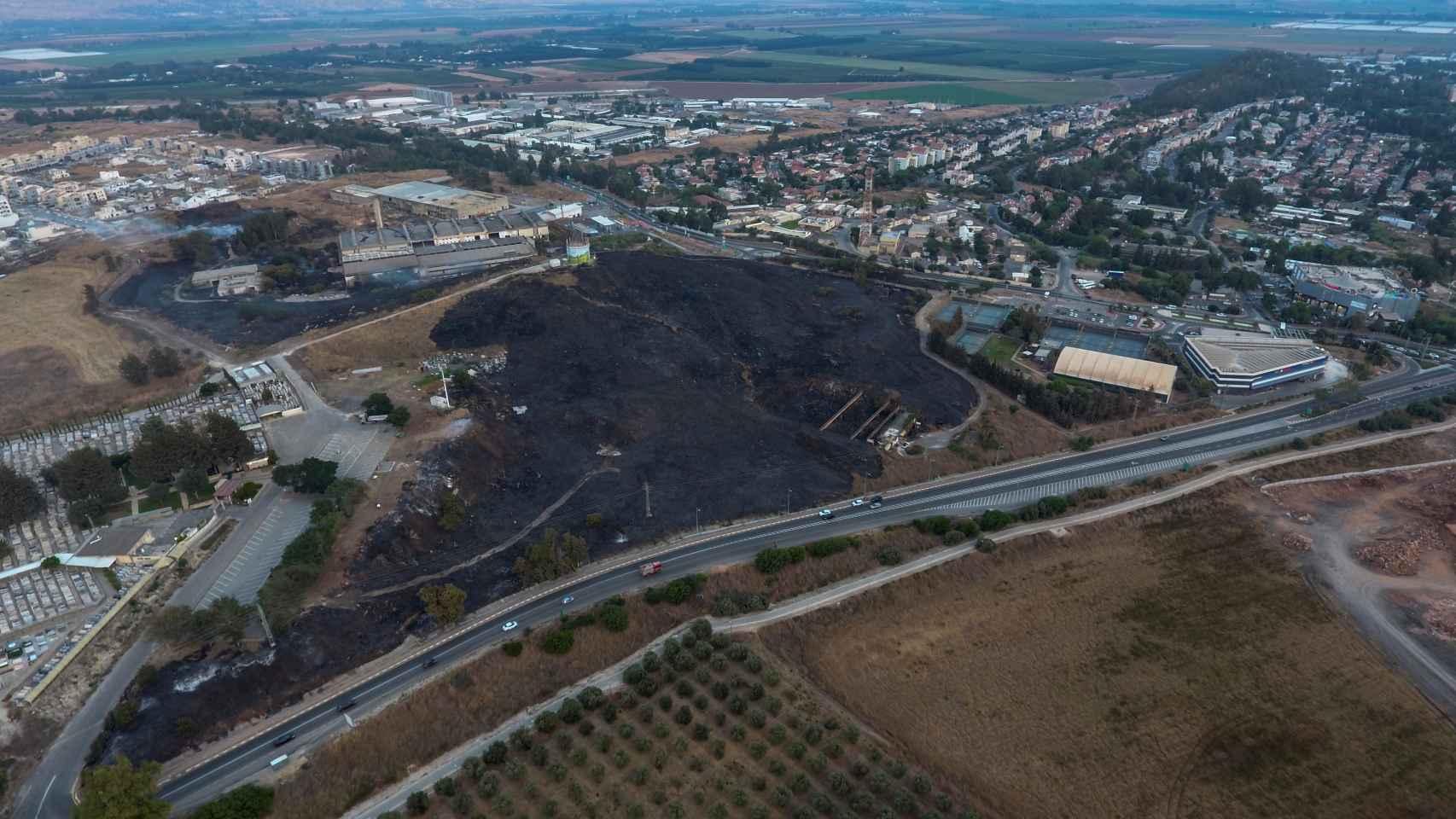 Vista aérea del incendio provocado por el cohete disparado contra Israel desde el Líbano.