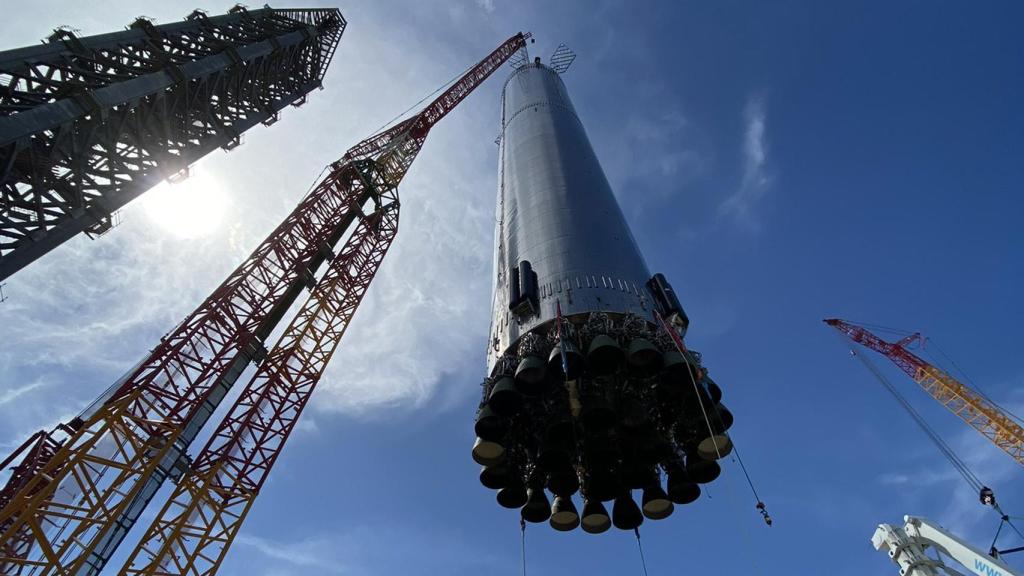 Starship Super Heavy Booster 4 izándose a la plataforma de lanzamiento