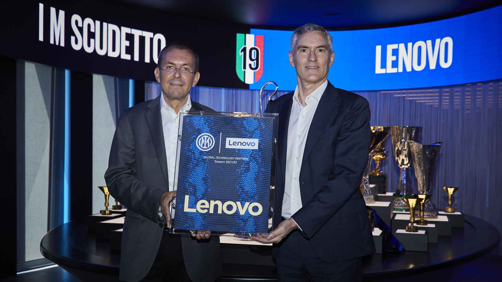 A la izquierda Luca Rossi de Lenovo. A la derecha Alessandro Antonello, CEO del Inter.