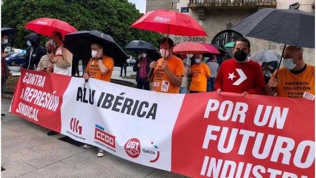 Protesta en A Coruña de trabajadores de Alu Ibérica ante la Delegación del Gobierno.