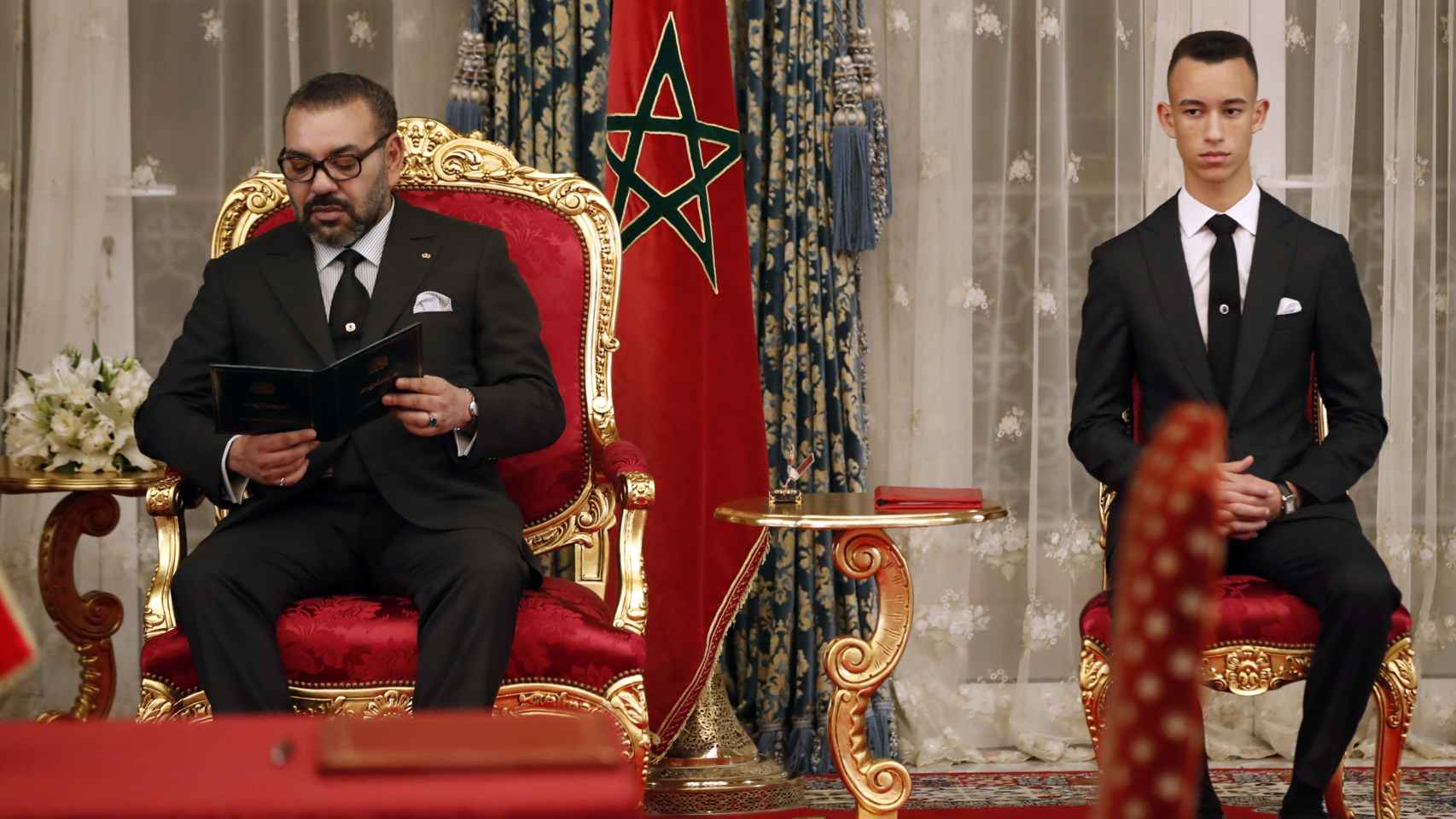 El príncipe marroquí, junto al rey Mohamed VI, ambos luciendo  relojes durante la firma del acuerdo bilateral entre España y Marruecos, en febrero de 2019.