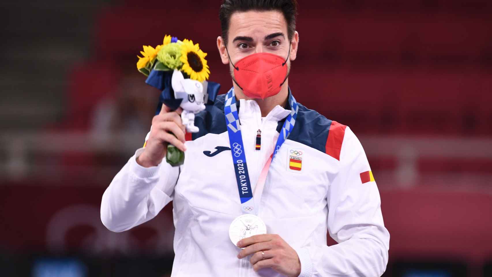 Damián Quintero posa con la medalla de plata