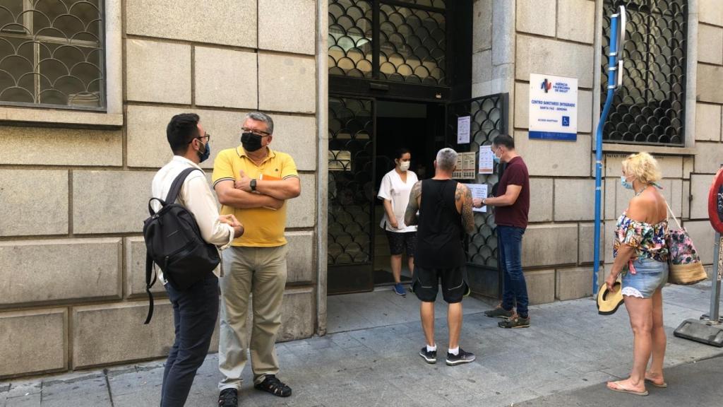 Adrián santos y Fernando Llopis (CS) en el centro de la calle Gerona.