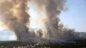 La columna de humo provocada por el fuego en Varybobi, a las afueras de Atenas.