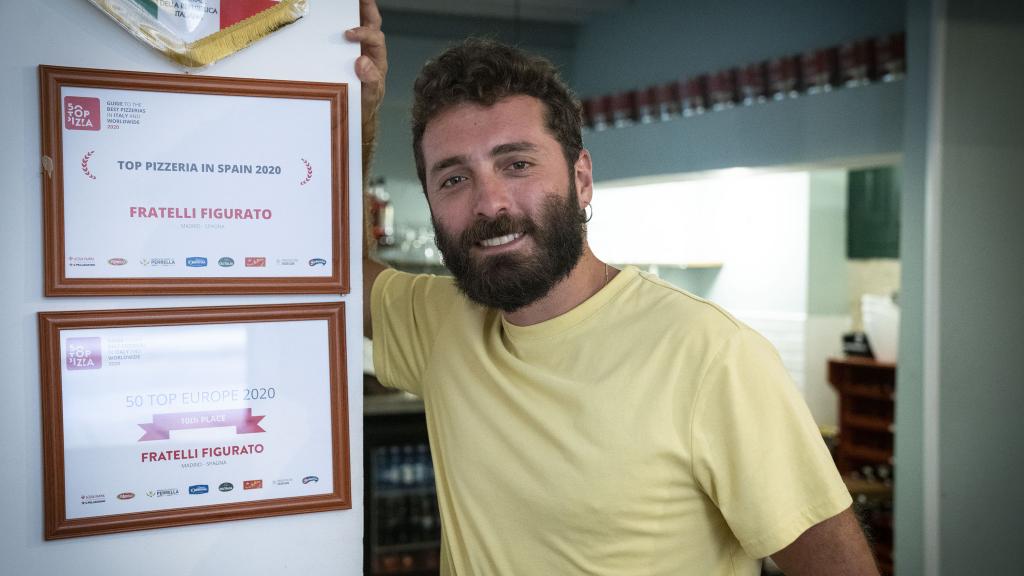 Vittorio Figurato posa con los diplomas que les ha concedido la prestigiosa guía 50 top pizzas.