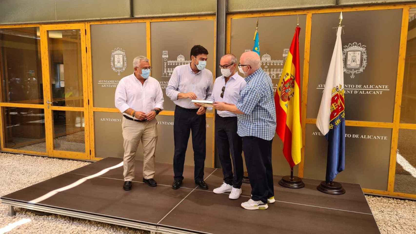 El alcalde de Alicante, Luis Barcala, y el concejal de Cultura, Antonio Manresa, han acompañado a Jenkins y Romero en su recorrido por el MACA .