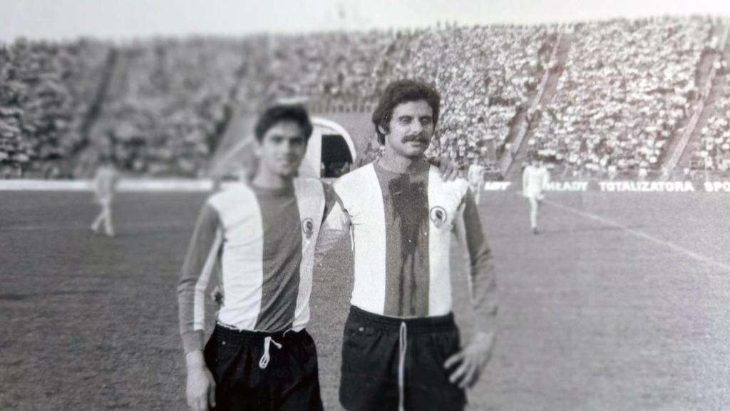 Aracil y Ernesto posan antes del partido