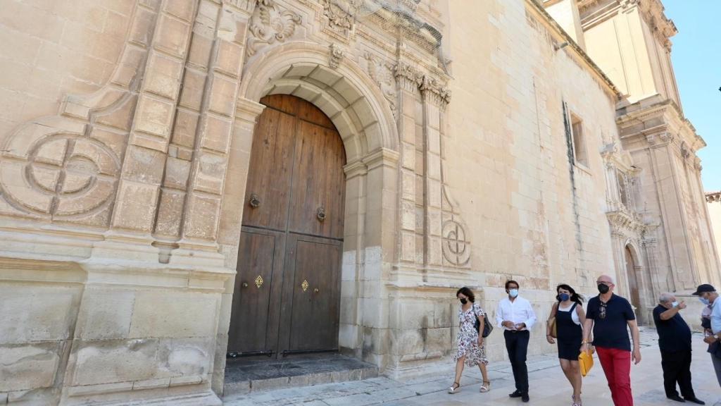 La diputada de Cultura, Julia Parra, ha manifestado el compromiso de la Diputación con Elche.