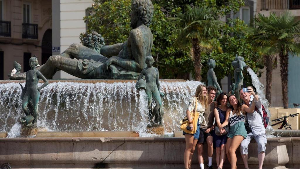 Un grupo de turistas en la Plaza de la Virgen de Valencia.