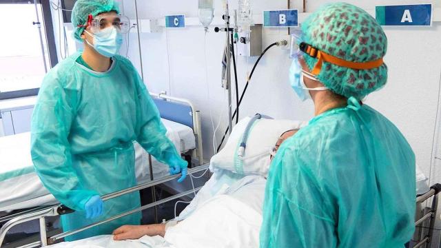 Dos sanitarios en el interior de un hospital valenciano.