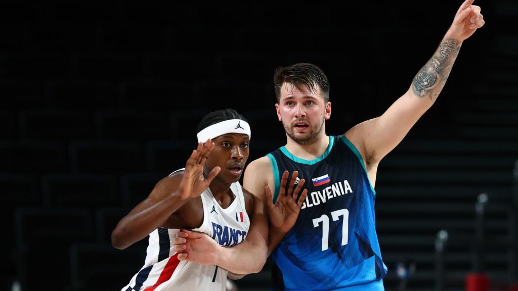 Luka Doncic en una jugada con Frank Ntilikina en el Francia - Eslovenia de los JJOO de Tokio 2020