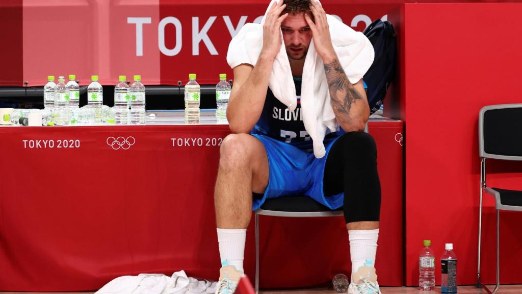 Doncic, desolado en el banquillo tras perder con Francia en los Juegos Olímpicos de Tokio 2020